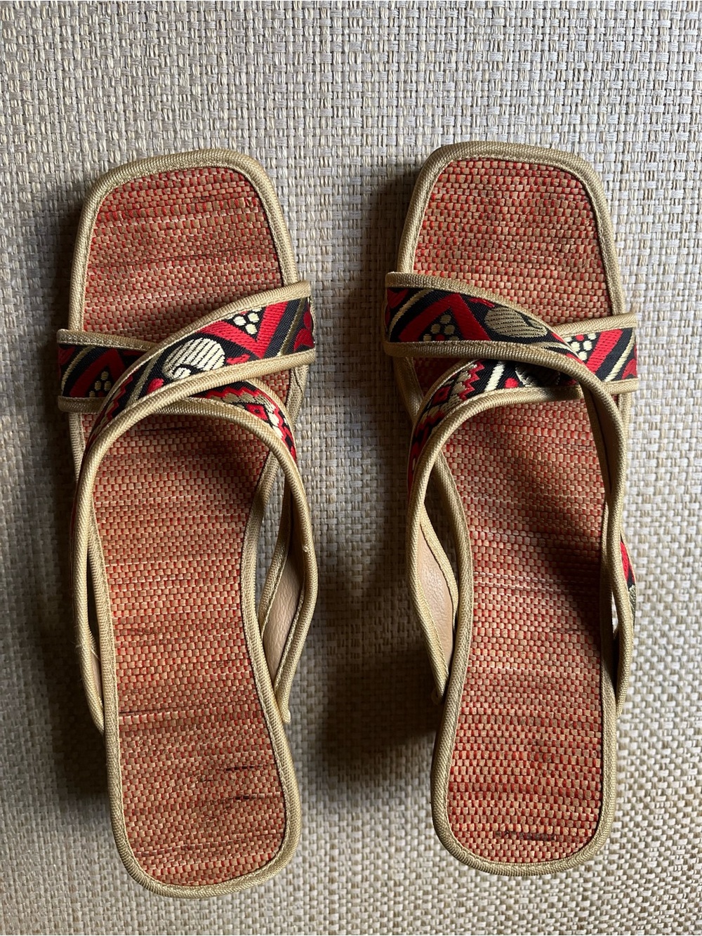Vintage Japanese style women’s wooden sandals. Size 7